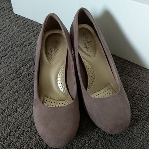 Women's dress shoes.